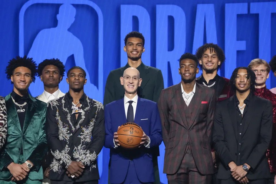 湖人队2换1交易爵士队内线，NBA交易再下一城